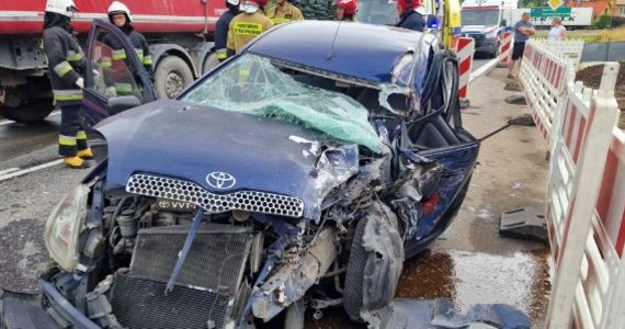 Dwie osoby zostały ranne w wypadku na drodze krajowej nr 9 w Lubieni (Świętokrzyskie). W poniedziałek po południu zderzyły się dwa pojazdy. 