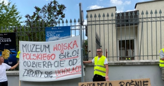 "Muzea stawiają, pieniędzy nie dają", "Wojsko Polskie zabija polską firmę", "MON mówi nam WON" - pod takimi hasłami przed siedzibą Ministerstwa Obrony Narodowej protestowali pracownicy firmy Mar-Bud, domagający się zaległych wypłat.