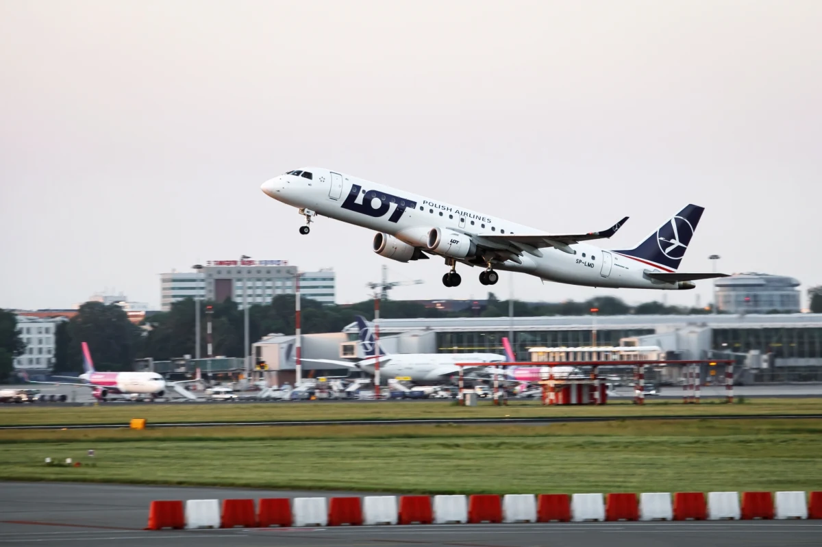 Z powodu kolizji z ptakiem samolot lecący w poniedziałek z Warszawy do Krakowa został zmuszony do zawrócenia.
