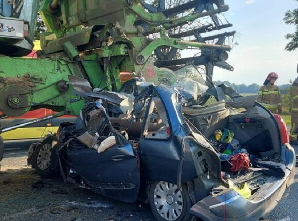 Kierowca samochodu osobowego zginął na miejscu po zderzeniu auta z kombajnem na drodze krajowej nr 2 w pobliżu Siedlec.