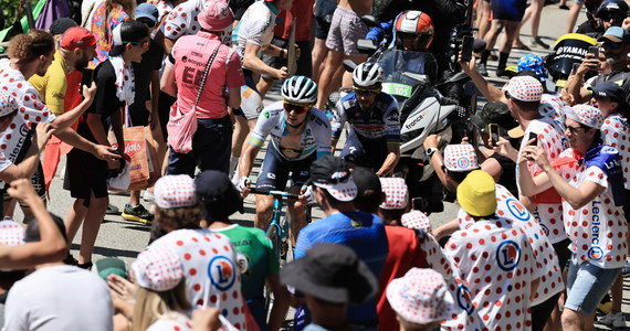 Do niebezpiecznego zdarzenia doszło na 15. etapie Tour de France. Jeden z kibiców, który chciał zrobić zdjęcie, spowodował kraksę. Zespół Jumbo-Visma rozważa złożenie wniosku o postawienie zarzutów widzowi.