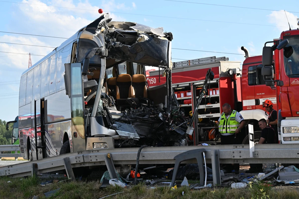 Kilkadziesiąt osób zostało rannych w zderzeniu dwóch autobusów na autostradzie D2 koło Brna. Kierowca jednego z nich nie żyje. Na razie nie ma informacji, by wśród poszkodowanych byli Polacy. 