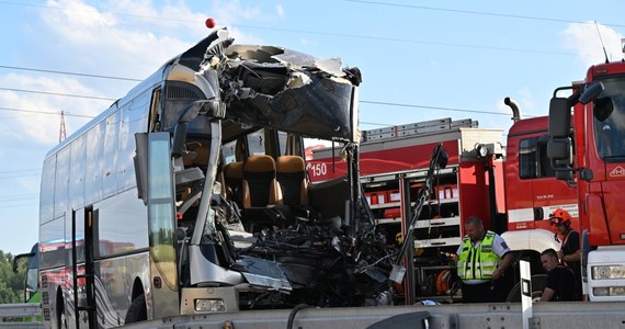 Kilkadziesiąt osób zostało rannych w zderzeniu dwóch autobusów na autostradzie D2 koło Brna. Kierowca jednego z nich nie żyje. Na razie nie ma informacji, by wśród poszkodowanych byli Polacy. 