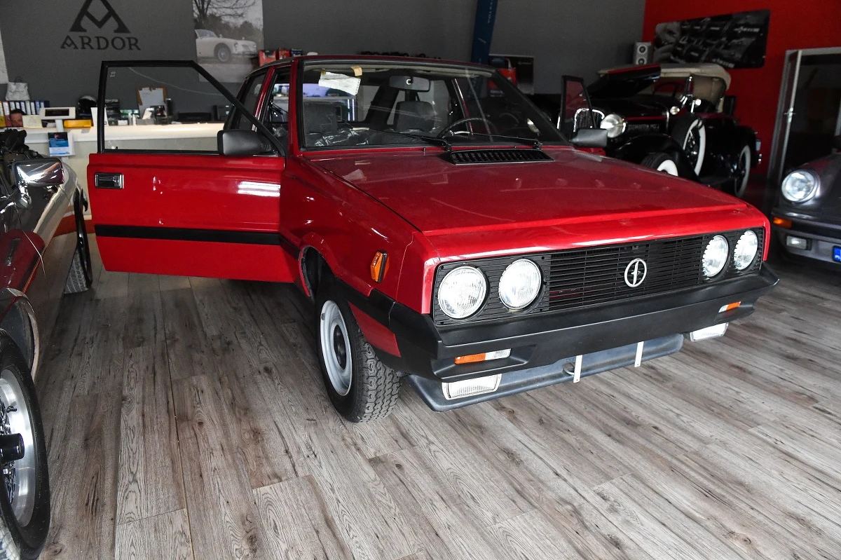 Polonez wiecznie żywy! I wciąż są tacy, którzy o nim marzą. W Warszawie właśnie sprzedano fabrycznie nowego poloneza za 115 tys. złotych.