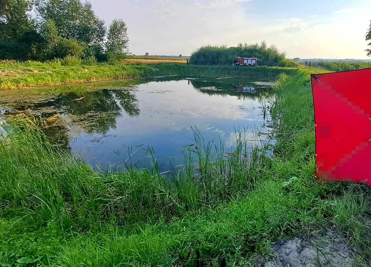 Policja bada okoliczności utonięcia 25-latka w stawie w Bliskowicach. Razem z kolegą postanowił przespacerować się linią brzegową. Mężczyzna nagle zniknął pod wodą, a jego kompanowi nie udało się go uratować. Dopiero płetwonurek zdołał odnaleźć ciało.