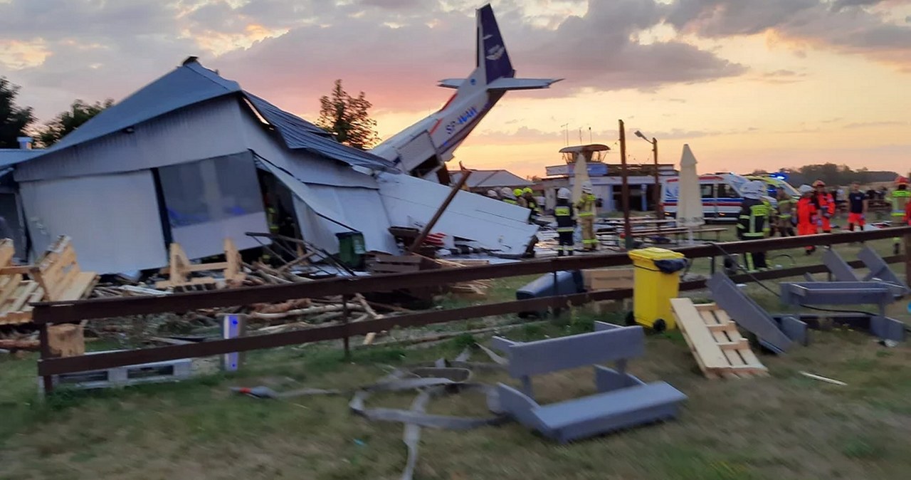 W Chrycynnie koło Nasielska, samolot typu Cessna spadł na hangar położony na lotnisku, w którym przebywało kilkanaście osób.