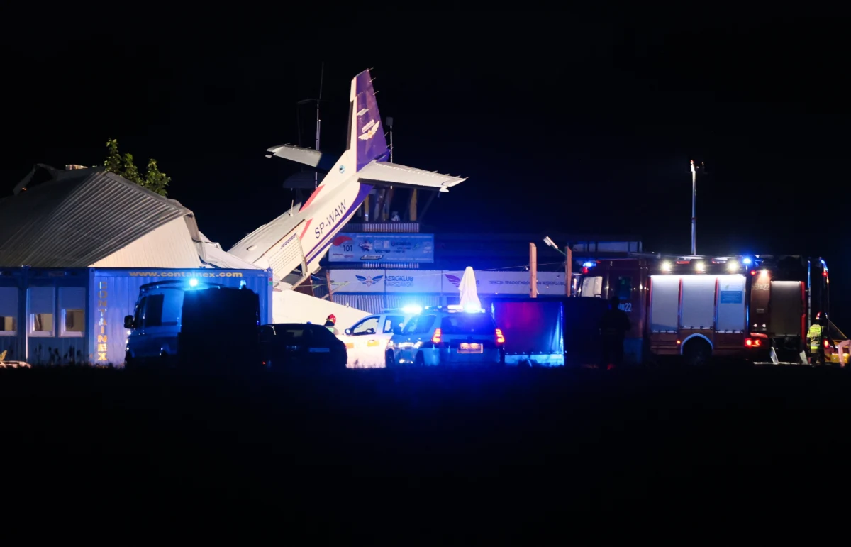 5 osób nie żyje, a 8 zostało rannych po tym, jak samolot Cessna runął na hangar, w którym byli ludzie. Do wypadku doszło na lotnisku w miejscowości Chrcynno koło Nowego Dworu Mazowieckiego. 