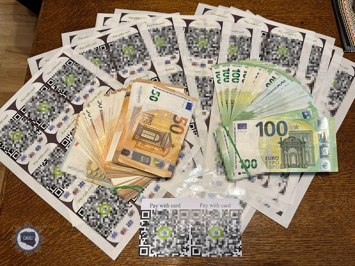 Informacja o "złośliwych" kodach QR naklejonych na krakowskich parkometrach wpłynęły do Centralnego Biura Zwalczania Cyberprzestępczości w miniony piątek. Kody po zeskanowaniu prowadziły do fałszywej strony internetowej, przez którą wyłudzano dane z kart płatniczych.