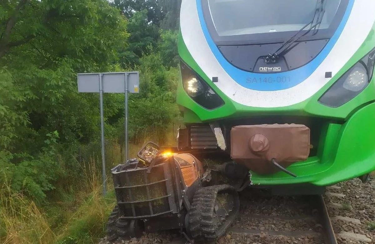 W szynobus relacji Jasło-Rzeszów, którym podróżowało ponad 100 osób, wjechała kosiarka samojezdna. Na szczęście nikt nie został ranny. Policjanci rzeszowskiej komendy wyjaśniają okoliczności zdarzenia.