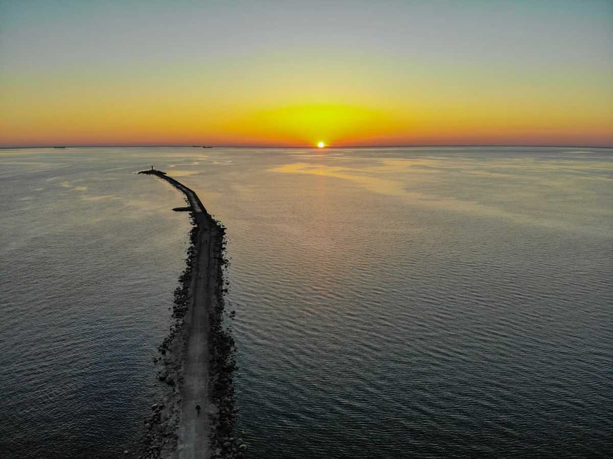 W Unieściu na Zachodnim Pomorzu nastolatka zaczęła tonąć przy falochronie w Bałtyku. Z pomocą pośpieszyli jej mężczyzna, który jako pierwszy usłyszał wołanie i policjant z Gryfina, który nad morzem spędzał urlop z rodziną.