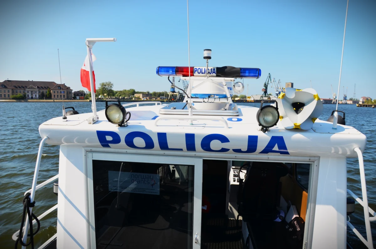 Policjanci z komisariatu wodnego w Gdańsku podczas patrolowania Kanałów Portowych zatrzymali do kontroli 42-latka z Krakowa na skuterze wodnym. Mężczyzna miał sądowy zakaz prowadzenia jakichkolwiek pojazdów mechanicznych, teraz odpowie za jego złamanie.  