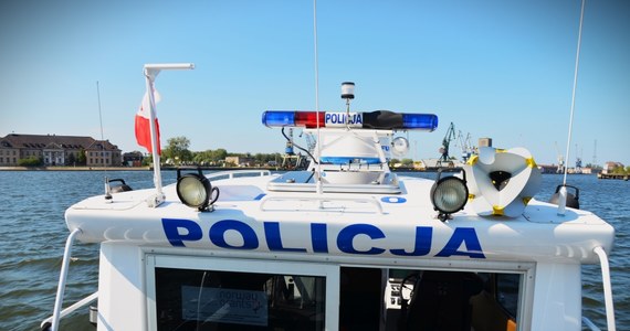 Policjanci z komisariatu wodnego w Gdańsku podczas patrolowania Kanałów Portowych zatrzymali do kontroli 42-latka z Krakowa na skuterze wodnym. Mężczyzna miał sądowy zakaz prowadzenia jakichkolwiek pojazdów mechanicznych, teraz odpowie za jego złamanie.  