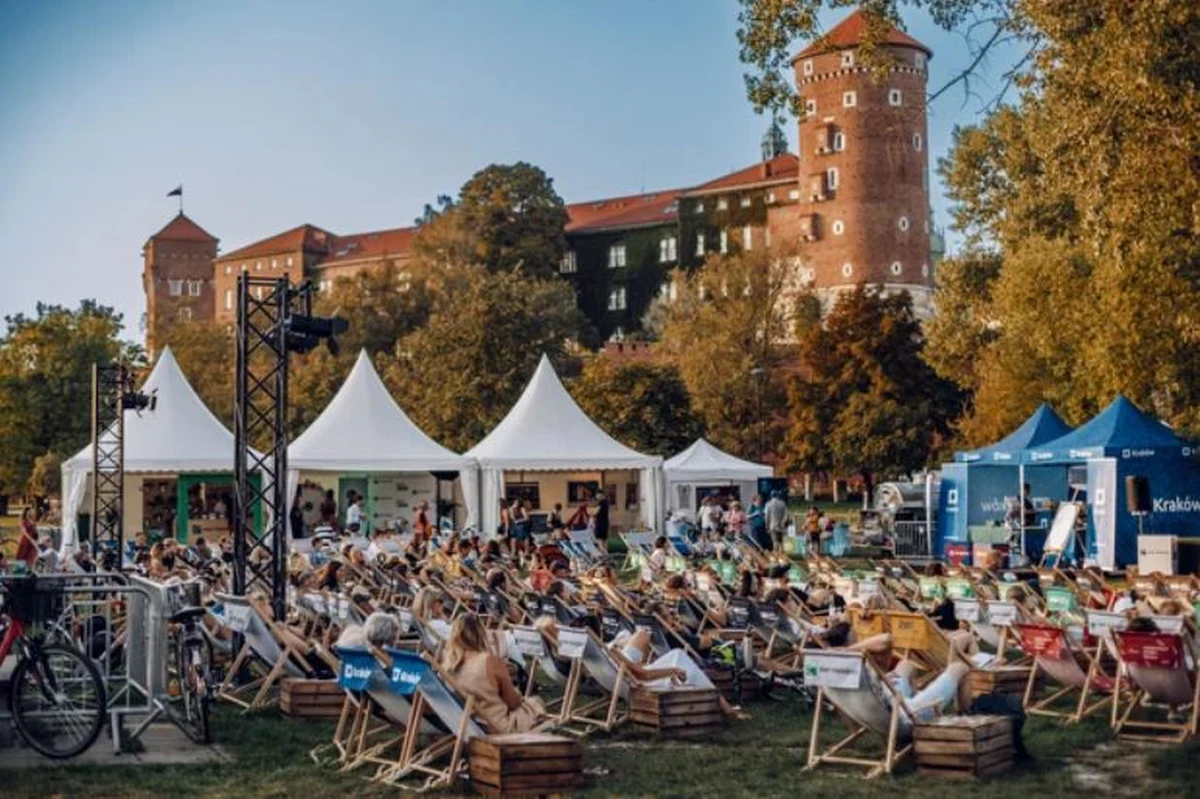 Już w przyszłym miesiącu Bulwar Czerwieński pod Wawelem w Krakowie zamieni się w miasteczko festiwalowe. Wszystko za sprawą BNP Paribas Green Film Festivalu. Tegoroczna edycja odbędzie się w dniach 13-20 sierpnia. Organizatorzy właśnie pochwalili się bogatym w wydarzenia i atrakcje programem. 