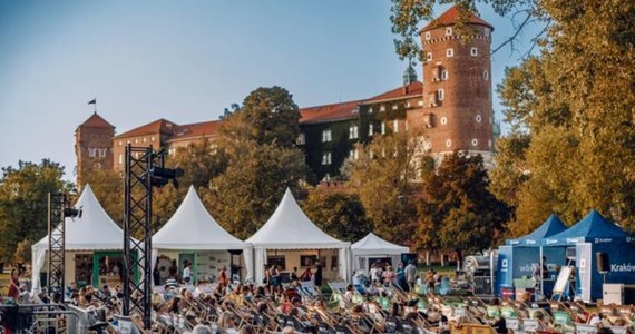Już w przyszłym miesiącu Bulwar Czerwieński pod Wawelem w Krakowie zamieni się w miasteczko festiwalowe. Wszystko za sprawą BNP Paribas Green Film Festivalu. Tegoroczna edycja odbędzie się w dniach 13-20 sierpnia. Organizatorzy właśnie pochwalili się bogatym w wydarzenia i atrakcje programem. 
