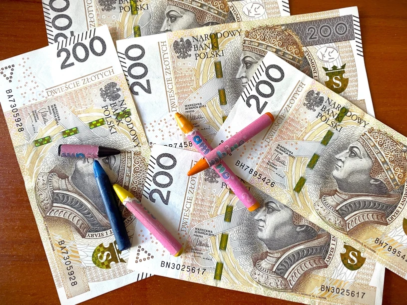 Dekada programu 500 plus. Wyliczono, ile wpłynęło "na dziecko"