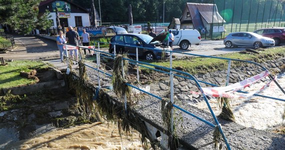 Trwa szacowanie strat po wczorajszej powodzi błyskawicznej w Rabce-Zdroju w Małopolsce. Na co dzień spokojny potok Słonka zerwał kilka mostków i podmył wiele domów. Straty mogą wynosić nawet kilkanaście milionów złotych.