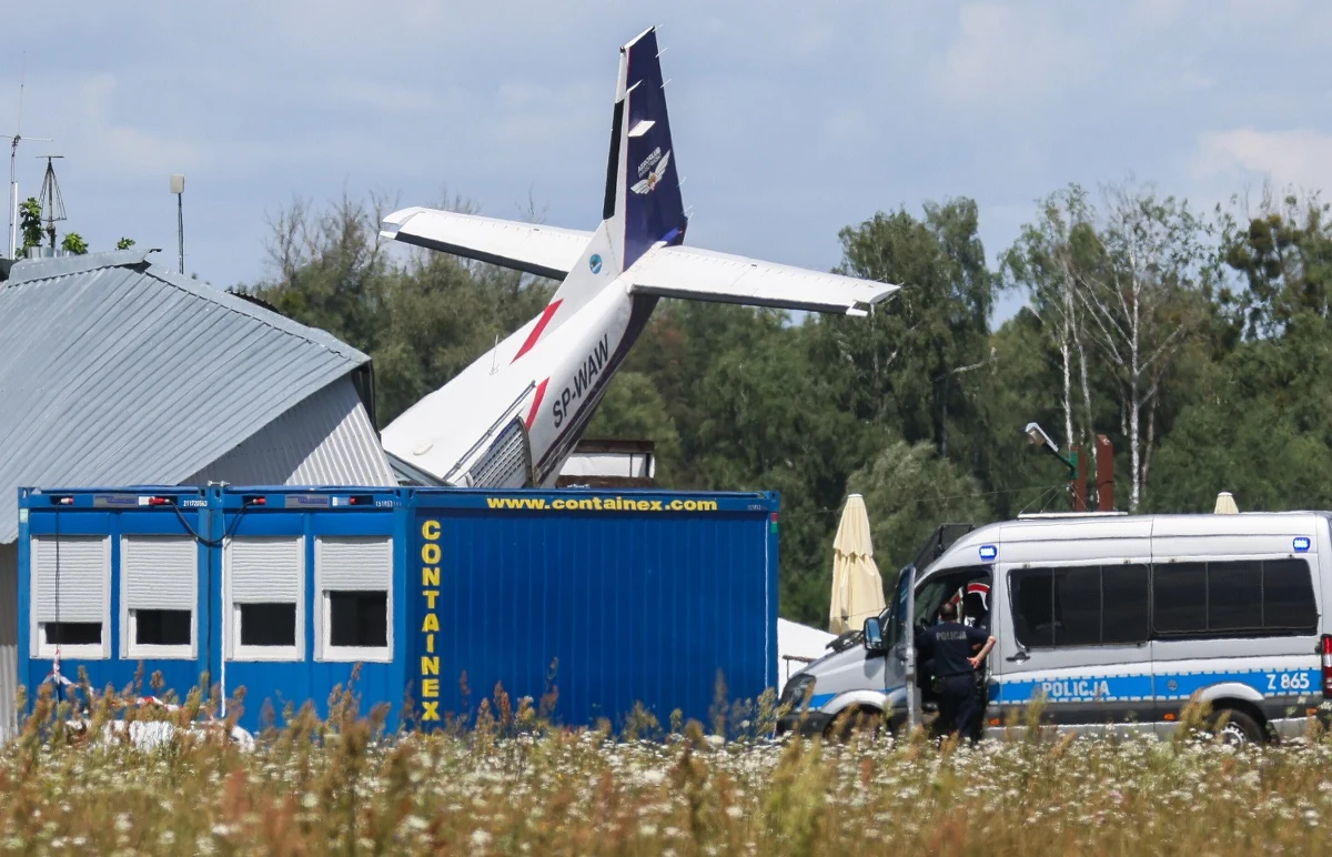 Pilot rozbitej cessny, pracownik baru działającego przy aeroklubie i student Wojskowej Akademii Technicznej są wśród ofiar poniedziałkowej katastrofy na lotnisku w Chrcynnie na Mazowszu. W katastrofie zginęło pięć osób. Państwowa Komisja Badania Wypadków Lotniczych poinformowała o manewrze, jaki wykonywał pilot. Wrak cessny został odholowany przez strażaków do hangaru. 