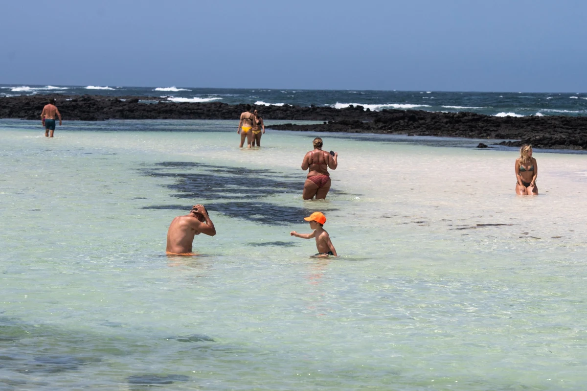 Ponad 40-stopniowe upały nawiedzają od kilku dni Andaluzję. To region pełen zabytków, magicznych krajobrazów, znakomitych restauracji, ale też i temperaturowych rekordów. W internetowym Radiu RMF24 rozmawialiśmy z Marcinem Kwietliński, polskim przewodnikiem po Andaluzji oraz twórcą podróżniczego bloga Luz Andaluzji. Gość Piotra Salaka opowiadał o wadach i zaletach mieszkania na południu Hiszpanii.