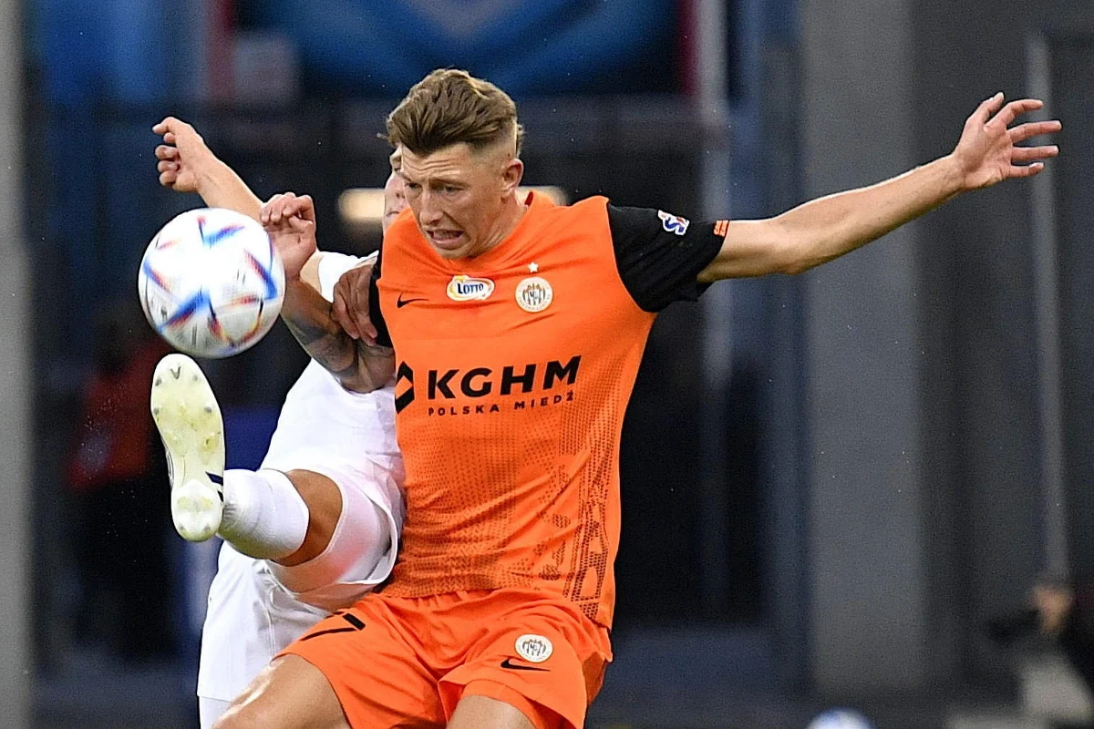 Ruch Chorzów przygotowuje się do pierwszego od 6 lat sezonu w piłkarskiej ekstraklasie. W klubie pojawiło się kilku nowych zawodników, których kibice "Niebieskich" dobrze znają. Jest to m.in.: Filip Starzyński, który w przeszłości z Ruchem zdobywał ligowe medale czy obrońca Mateusz Bartolewski, który z Ruchu odszedł w 2020 roku. "Mam dużo do udowodnienia, bo wiele osób może powiedzieć, że spadliśmy do 3. ligi i ja wtedy uciekłem. To nie było tak. Ja byłem młodym zawodnikiem i zawsze marzyłem, żeby grać w ekstraklasie, a wtedy przytrafiła się okazja. To nie była ucieczka. Tylko szansa" - podkreśla Mateusz Bartolewski, z którym o powrocie do Chorzowa, niedawnym ślubie i wspólnym graniu z żoną w siatkówkę rozmawiał Wojciech Marczyk z redakcji sportowej RMF FM.