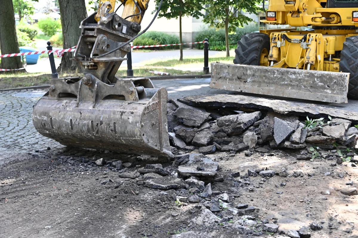 Już 28 podwórkach w ścisłym centrum Warszawy zostało pozbawionych betonowej nawierzchni, a kolejnych 10 przechodzi zieloną metamorfozę. W ostatnich latach beton został zerwany łącznie z ponad 42 tys. metrów terenu. To niemal tyle, ile liczy powierzchnia Parku Agrykola.