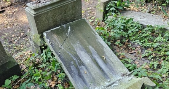 14 nagrobków zostało zniszczonych na Cmentarzu Żydowskim w Katowicach. Sprawcy – w jednym z grobowców – urządzili sobie posiadówkę, a wracając dewastowali wszystko, co tylko znalazło się na ich drodze. Sprawą zajmuje się policja.