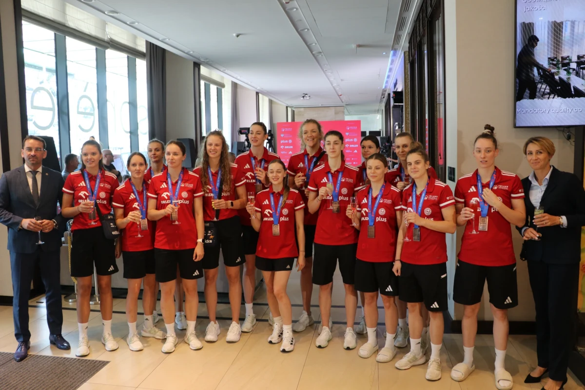 Gorące powitanie na lotnisku w Krakowie-Balicach przygotowali kibice polskim siatkarkom, które właśnie wróciły do kraju. W niedzielę Biało-Czerwone wywalczyły w USA brązowe medale Ligi Narodów.