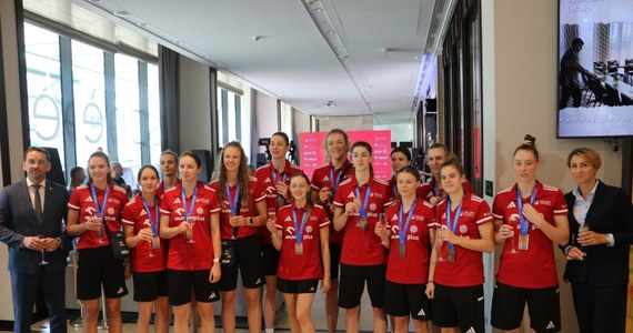 Gorące powitanie na lotnisku w Krakowie-Balicach przygotowali kibice polskim siatkarkom, które właśnie wróciły do kraju. W niedzielę Biało-Czerwone wywalczyły w USA brązowe medale Ligi Narodów.