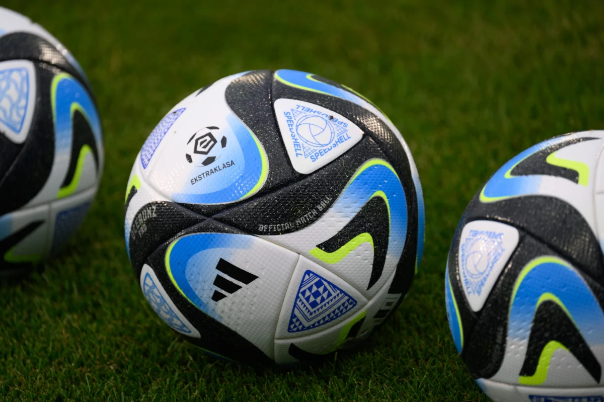 Jest tuż za rogiem i tylko czeka, by zaskoczyć nas niespodziewanymi wynikami, nietypowymi sposobami rozgrywania piłki, ale też meczami, które utulą nas do snu lepiej niż niejedna kołysanka. Ekstraklasa już w ten weekend przywita nas pierwszą kolejką nowego sezonu. Pytań jest sporo: m.in. o formę mistrza Polski, przygotowanie pucharowiczów, ale też o to, co zaprezentują nam trzej beniaminkowie. O przewidywania przed nadchodzącym sezonem Paweł Pawłowski pytał byłego piłkarza, dziś eksperta telewizji Canal+ Marcina Rosłonia.