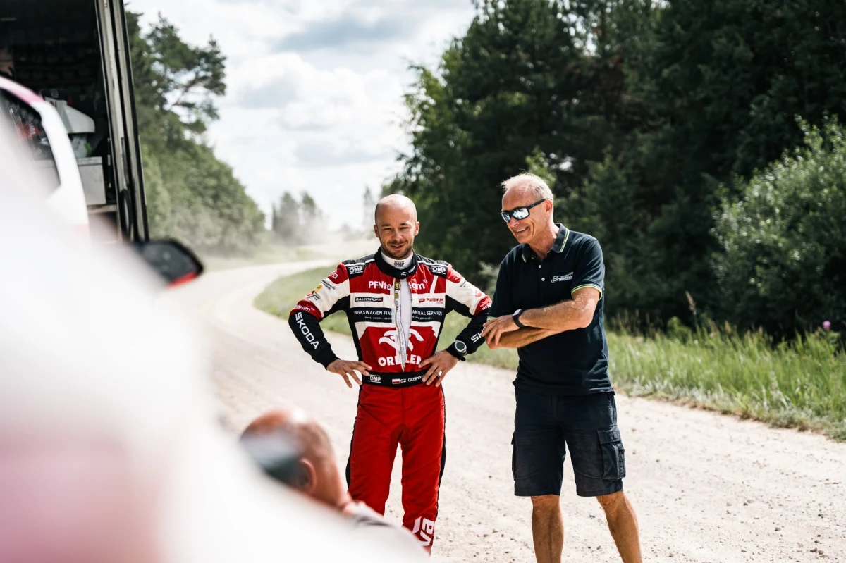 Nadeszła część sezonu Rajdowych Mistrzostw Świata WRC, na którą większość kibiców czeka najbardziej. Estonia i Finlandia to kraje, w których rajdowe trasy są niezwykle szybkie i mają niezliczoną liczbę tzw. "hopek". Mówi się, że samochody spędzają tu więcej czasu w powietrzu, niż na ziemi. Jak z pierwszą odsłoną karuzeli prędkości poradzą sobie Mikołaj Marczyk i Szymon Gospodarczyk? Załoga ORLEN Team doskonale czuje się w Estonii.