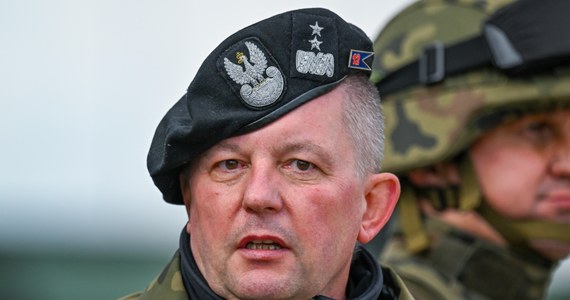 Jesteśmy dumni, że polski generał Maciej Jabłoński zostanie zastępcą dowódcy V Korpusu US Army. Jego zadanie to przede wszystkim zapewnianie "świadomości sytuacyjnej" wojskom amerykańskim - powiedział szef MON Mariusz Błaszczak w rozmowie z dziennikarzami w Forcie Knox.