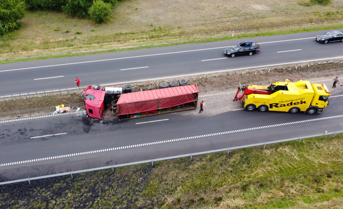 Samochód ciężarowy wywrócił się na drodze S10 w kierunku Szczecina – przekazała Generalna Dyrekcja Dróg Krajowych i Autostrad. Jezdnia jest zablokowana rozsypanym węglem. Wyznaczono objazd.