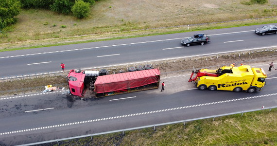 Samochód ciężarowy wywrócił się na drodze S10 w kierunku Szczecina – przekazała Generalna Dyrekcja Dróg Krajowych i Autostrad. Jezdnia jest zablokowana rozsypanym węglem. Wyznaczono objazd.
