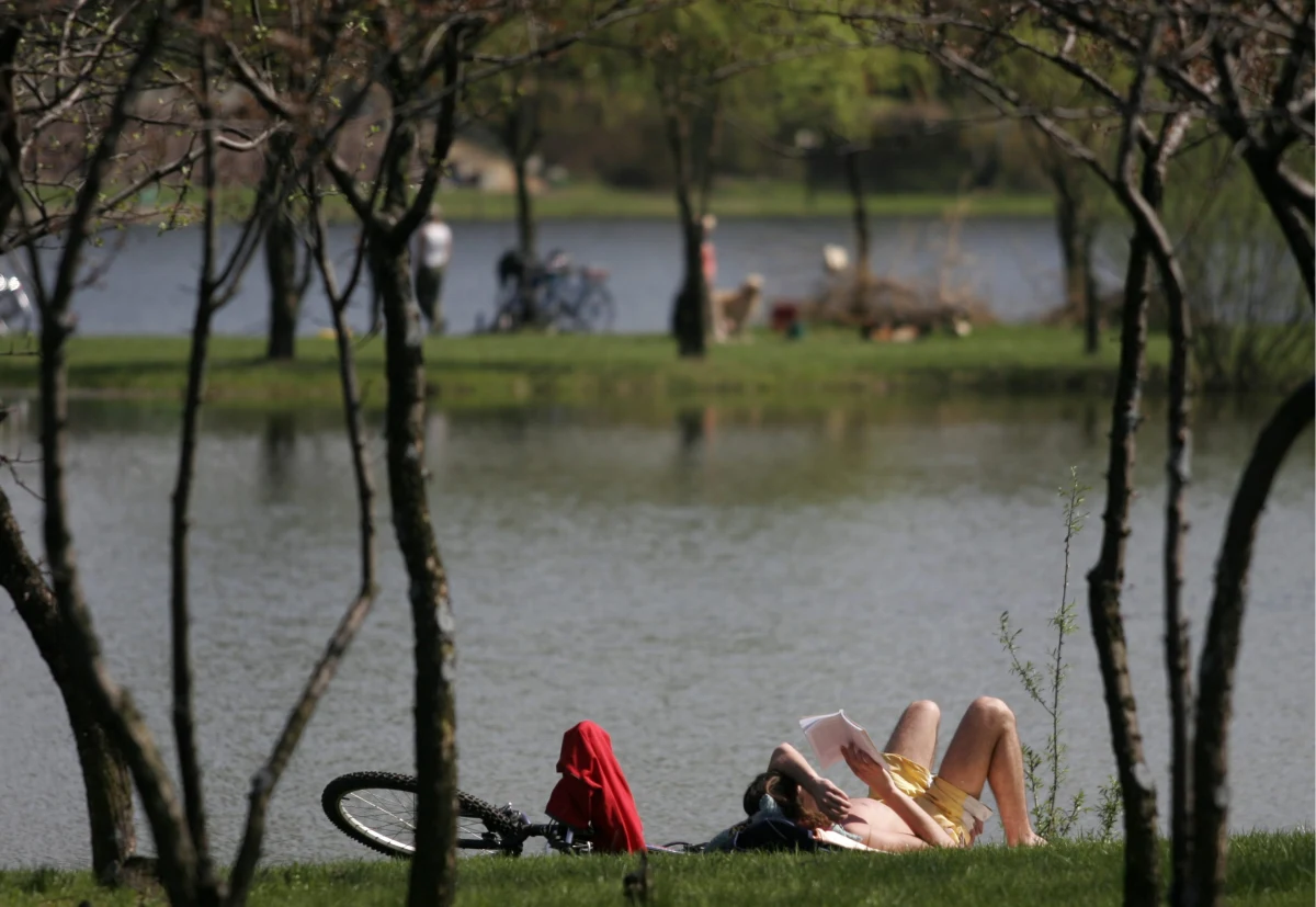 Dziś najcieplej będzie na południu kraju. Termometry pokażą tam około 29 stopni C. Lokalnie pojawią się też burze, nie można również wykluczyć gradu. Wiatr w porywach może osiągnąć prędkość do 70 km/h. 
