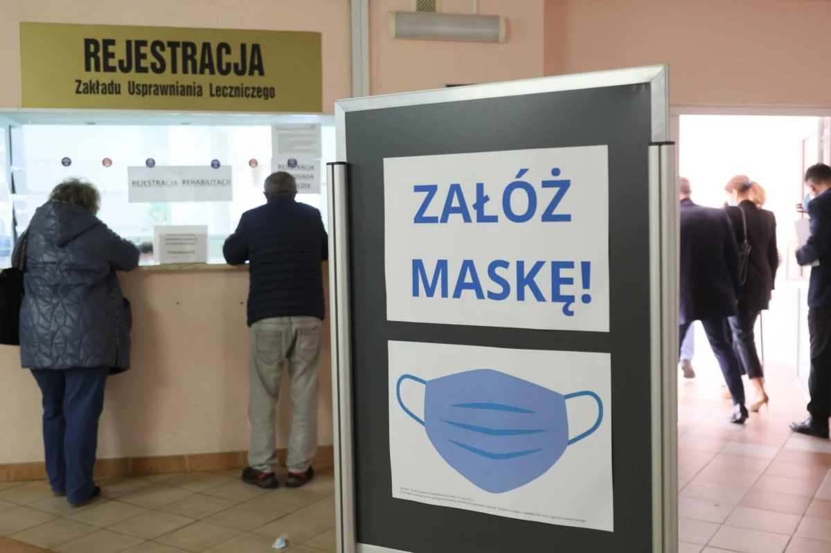 Koronawirus może zostać uznany za chorobę zawodową, jeśli do zakażenia doszło w związku z wykonywaniem obowiązków służbowych. W 2022 roku stało się tak jedynie w 1053 przypadkach – donosi w środę "Rzeczpospolita". 