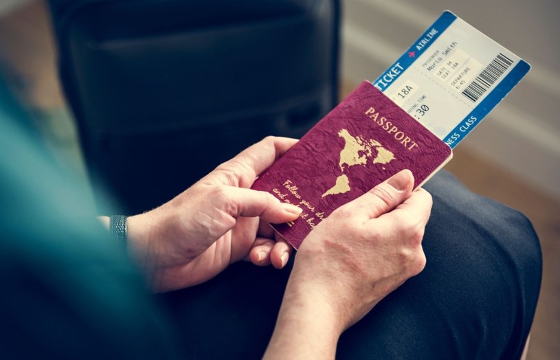 Japonia przez pięć długich lat cieszyła się pierwszym miejscem w zestawieniu Henley Passport Index, ale nadszedł czas na zmiany. Jaki paszport najlepiej mieć w swojej walizce, aby cieszyć się największą swobodą podróżowania w wakacje?