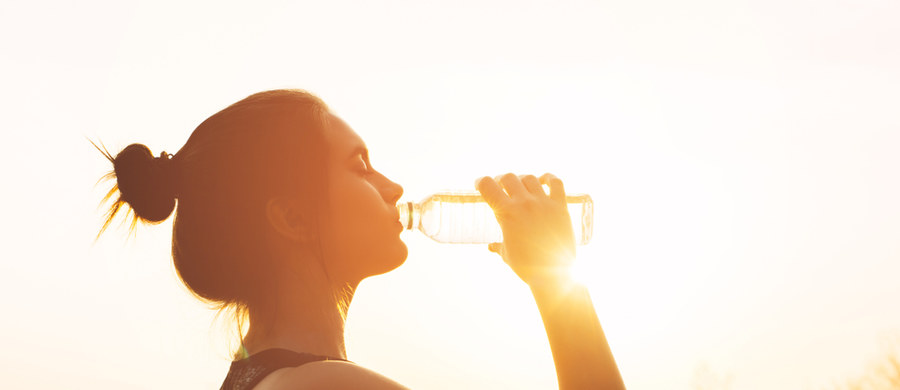 Co najlepiej pić w upalne dni? Z badań przeprowadzonych na szkockim Uniwersytecie St. Andrews wynika, że woda wcale nie jest najbardziej nawadniającym napojem. Okazuje się, że znacznie skuteczniejsze są płyny z odrobiną cukru, tłuszczu lub białka. 