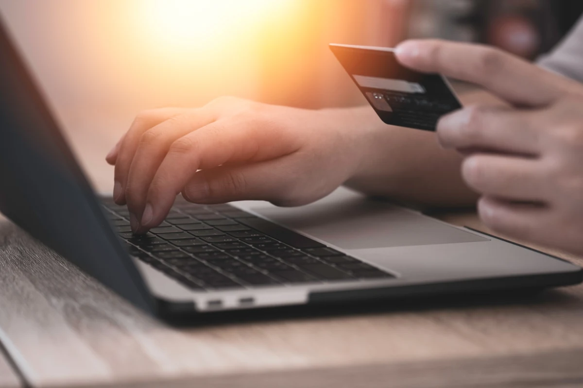 40-latek z Małopolski sprzedawał przez internet przedmioty, które nigdy nie dotarły do kupujących. W ten sposób oszukał ponad 100 osób, które straciły łącznie ponad 160 tys. złotych. Mężczyzna nie działał sam.