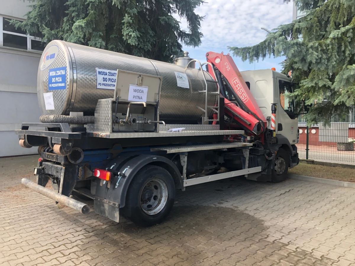 Około 12 tysięcy mieszkańców mazowieckiej Warki od wczoraj nie mogło wykorzystywać wody z kranu do mycia i picia. Sanepid wykrył w wodociągu bakterie enterokoki. Woda - jak wynika z komunikatu Sanepidu - nadawała się tylko do spłukiwania toalet. Mieszkańcy mogą odetchnąć z ulgą - ostatnie badania pokazują, że sytuacja wróciła do normy, a woda nadaje się do użytku.