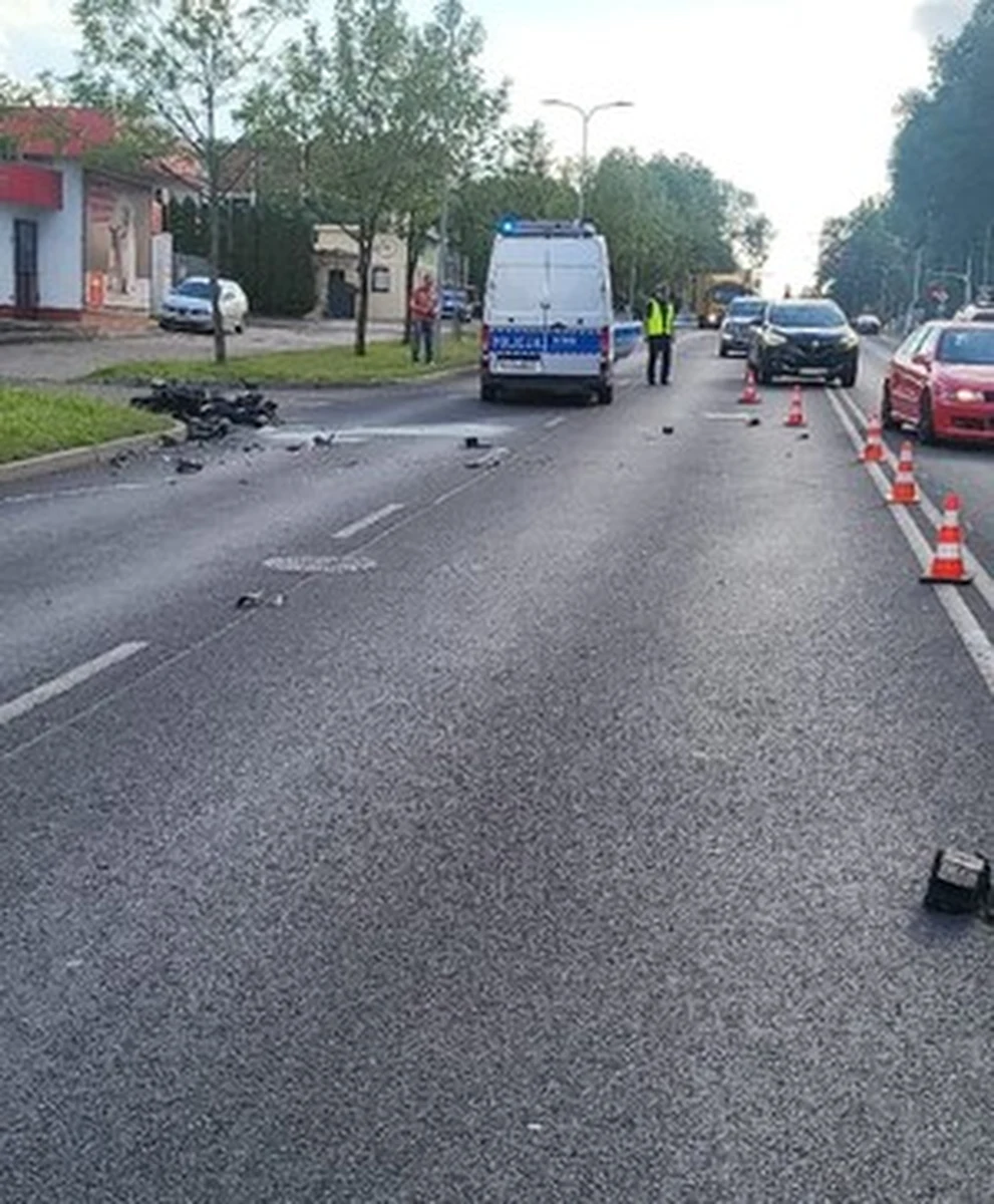 Pijany kierowca bmw podczas manewru wyprzedzania w centrum Słupska uderzył w motocykl. Motocyklista i jego pasażerka z obrażeniami trafili do szpitala. Badanie alkomatem wykazało, że 36-letni sprawca wypadku miał w organizmie 2,2 promile alkoholu.

