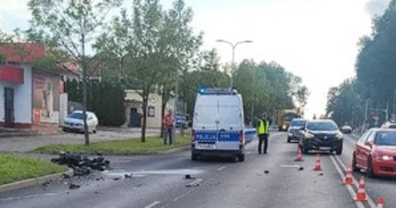 Pijany kierowca bmw podczas manewru wyprzedzania w centrum Słupska uderzył w motocykl. Motocyklista i jego pasażerka z obrażeniami trafili do szpitala. Badanie alkomatem wykazało, że 36-letni sprawca wypadku miał w organizmie 2,2 promile alkoholu.

