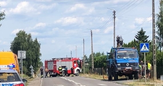 Wyciek gazu na posesji przy ulicy Puławskiej w mazowieckiej Warce. Na miejscu pracują służby, a kierowcy jadący tą drogą muszą liczyć się z utrudnieniami.   