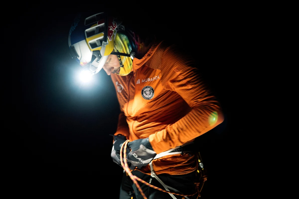 Polski skialpinista Andrzej Bargiel zdobył szczyt Gaszerbrum II w Karakorum w Pakistanie. Później zjechał na nartach z tego ośmiotysięcznika.