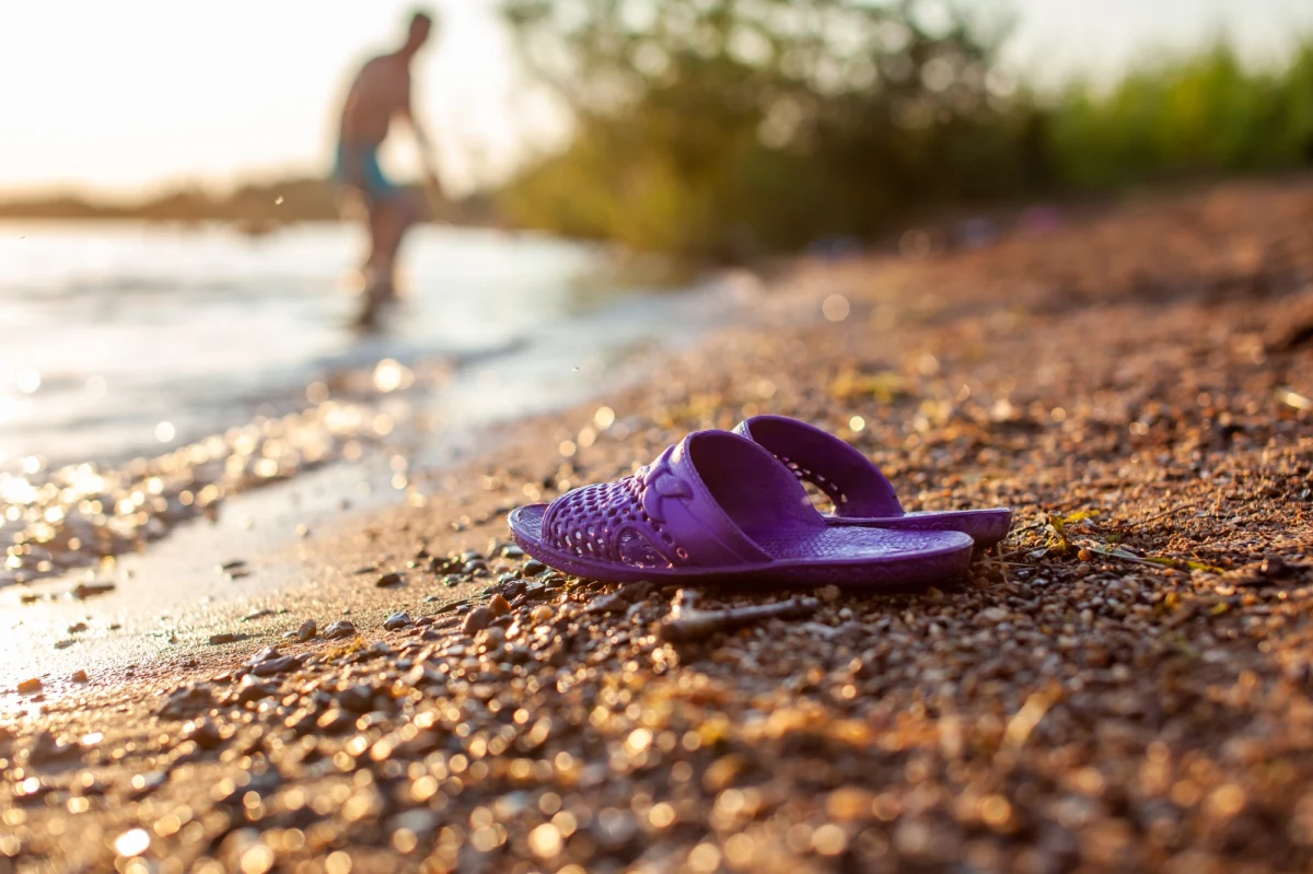 Strażnik graniczny, który na co dzień pełni służbę jako przewodnik psa służbowego na krakowskim lotnisku, uratował życie dwóm dziewczynkom, które zniknęły pod taflą wody na kąpielisku w Jurkowie w Małopolsce. Straż graniczna zwraca uwagę, że nie zareagowali inni plażowicze. Rodzice nie mogli pomóc, bo sami nie umieją pływać.