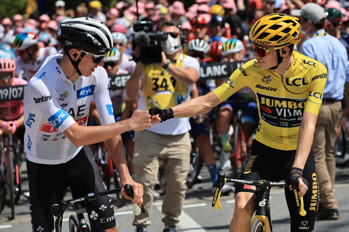 16. etap Tour de France, jazdę indywidualną na czas, w spektakularny sposób wygrał Jonas Vingegaard. Uzyskał on ponad minutę przewagi nad drugim tego dnia, i w klasyfikacji generalnej, Tadejem Pogačarem. „To było coś nieprawdopodobnego. Nikt się tego nie spodziewał, nikt nie myślał, że tutaj może być ponad minuta różnicy. A minuta 38 sekund to już naprawdę na tym poziomie jest przepaść” - na antenie Radia RMF24 mówił Adam Probosz, komentator wyścigów kolarskich w telewizji Eurosport. 