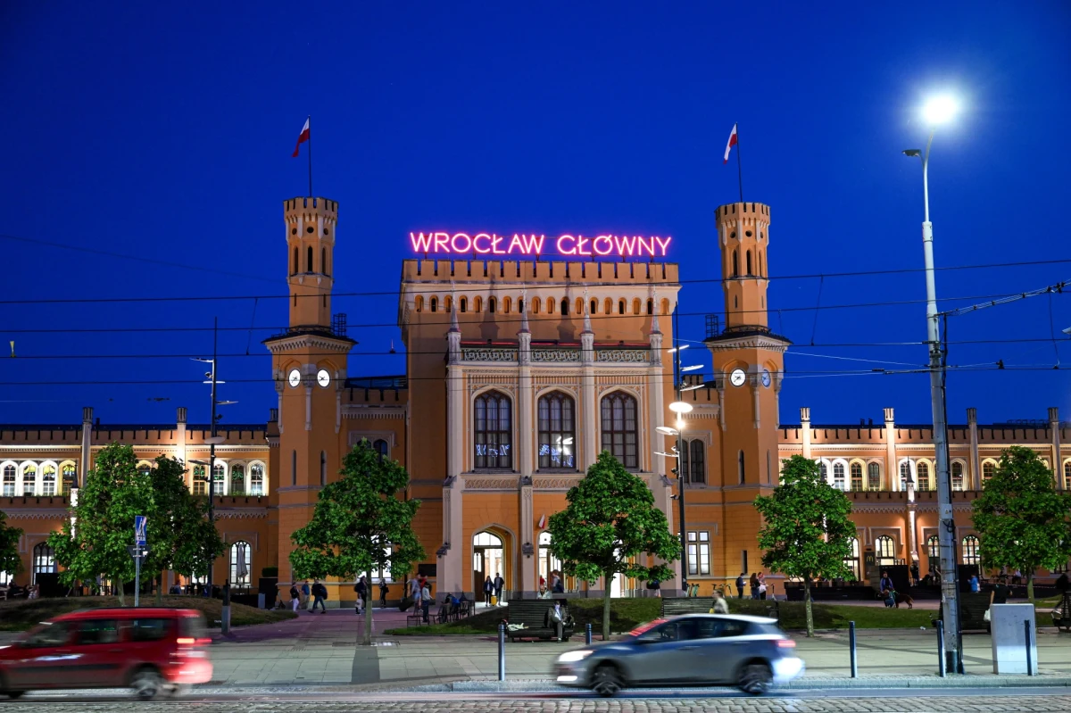 Dworzec kolejowy Wrocław Główny obsłużył w ubiegłym roku ponad 26,4 mln pasażerów. Według statystyk, Wrocław Główny w 2022 r., trzeci rok z rzędu, był najpopularniejszą stacją w Polsce - podał Urząd Transportu Kolejowego (UTK).