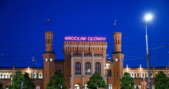 Dworzec kolejowy Wrocław Główny obsłużył w ubiegłym roku ponad 26,4 mln pasażerów. Według statystyk, Wrocław Główny w 2022 r., trzeci rok z rzędu, był najpopularniejszą stacją w Polsce - podał Urząd Transportu Kolejowego (UTK).