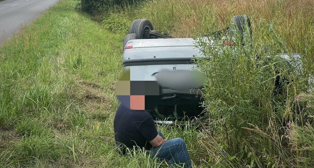 Pijany kierowca stracił panowanie nad autem i wjechał do rowu. Auto dachowało, a kierowca wysiadł i odpoczywał obok swojego pojazdu. Może trafić do więzienia nawet na dwa lata. Do zdarzenia doszło w Oławie w województwie dolnośląskim.