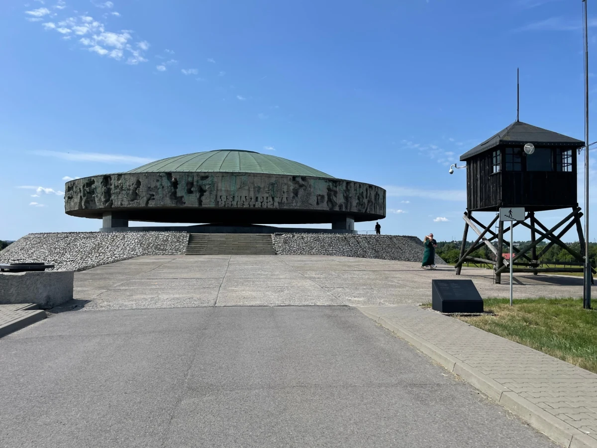 ​Rozpoczęła się renowacja Lubelskiego pomnika Mauzoleum na terenie byłego obozu koncentracyjnego na Majdanku. Ten wyjątkowy pomnik, jedno z najbardziej rozpoznawalnych miejsc upamiętniających ofiary II wojny światowej, od lat nie doczekał się kompleksowego remontu. Kopuła, pod którą spoczywają prochy więźniów zamordowanych w obozie na Majdanku, nie była remontowana od czasu powstania pomnika w początkach lat 70. ubiegłego wieku.
