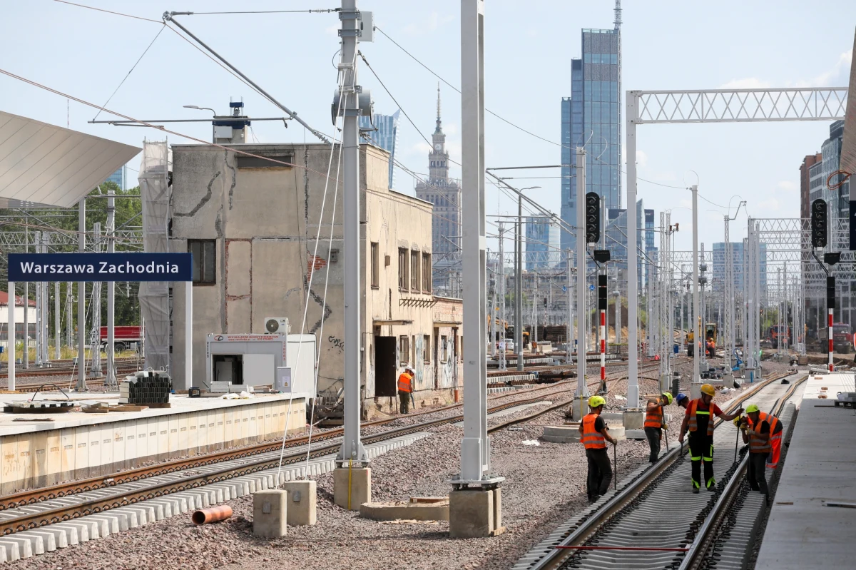 Osoby podróżujące przez Dworzec Zachodni w Warszawie muszą liczyć się z kolejnymi utrudnieniami. Od 29 lipca zamknięte zostanie przejście podziemne, a co za tym idzie dojście do dwóch peronów.