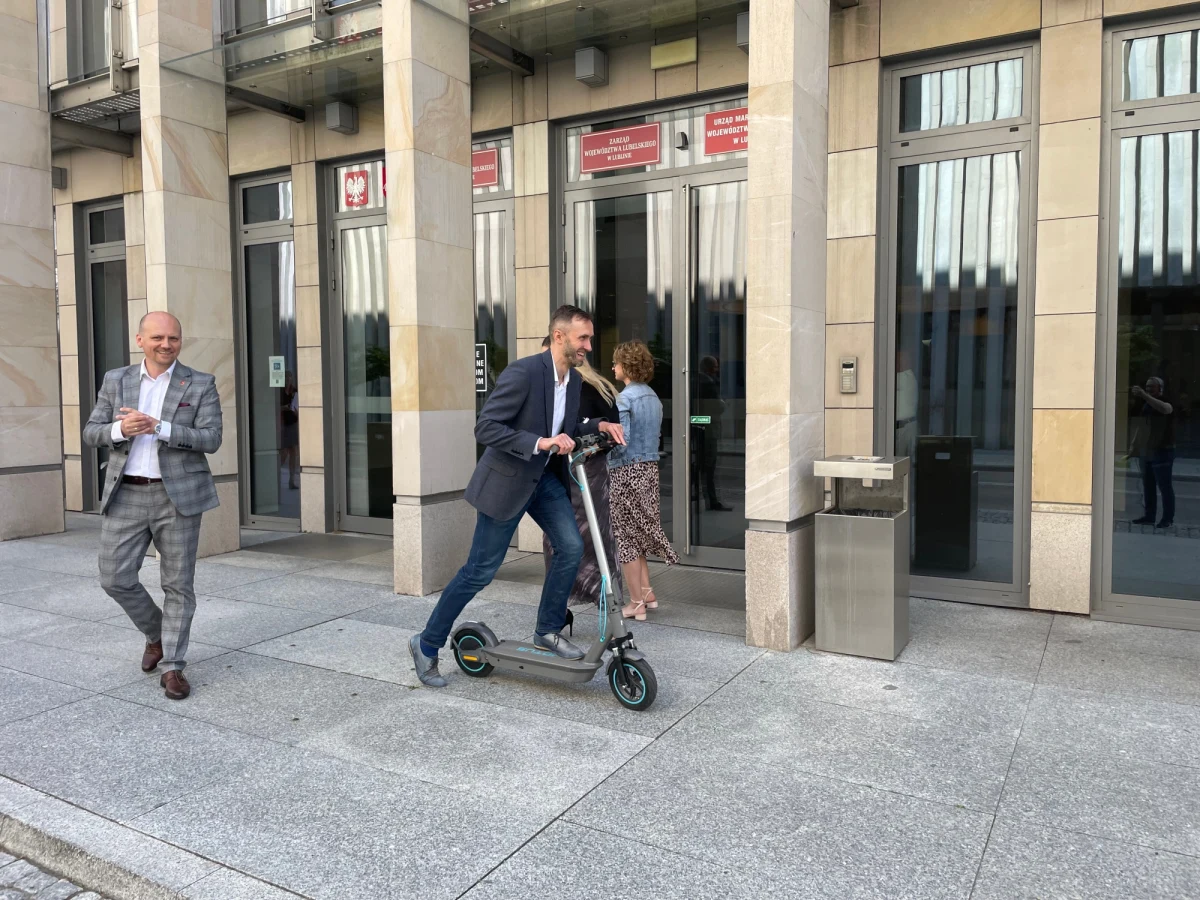 ​Zamiast pieszo, pojadą na elektrycznych hulajnogach. Urząd Marszałkowski w Lublinie kupił 5 sztuk jednośladów. Będą do dyspozycji urzędników, gdy ci zechcą się przemieścić między budynkami urzędu rozmieszczonymi w kilku miejscach, również poza centrum miasta. Oczywiście to propozycja tych, którzy będą chcieli. Już jednak widać, że chętni się znajdą.